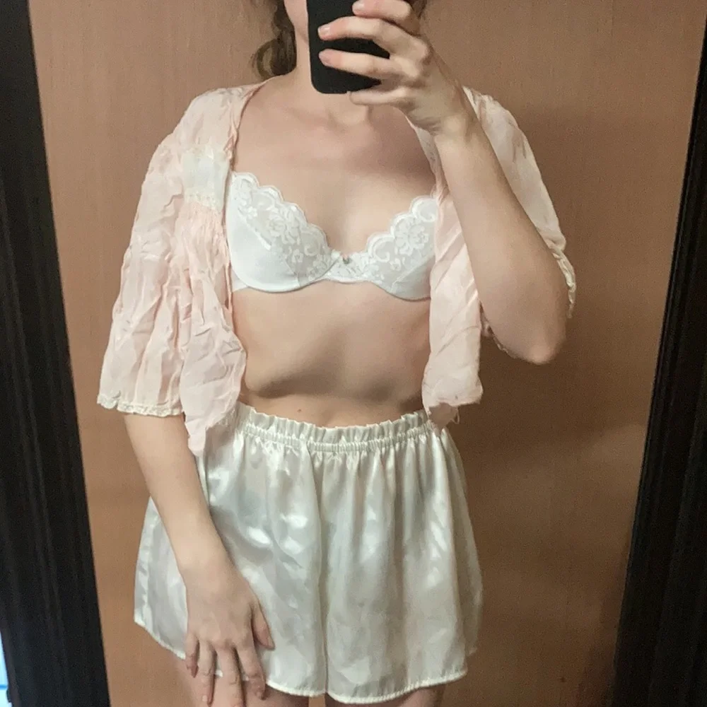 1950’s Silk Bed Jacket - Picture 3 of 12